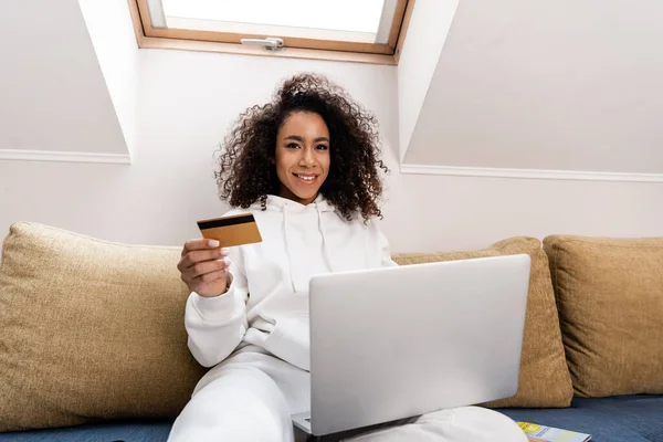 Happy African American Girl Holding Credit Card Laptop While Sitting — Stock Photo, Image