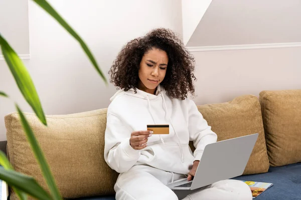 Selektivt Fokus Glad Afrikansk Amerikansk Flicka Tittar Kreditkort Nära Laptop — Stockfoto