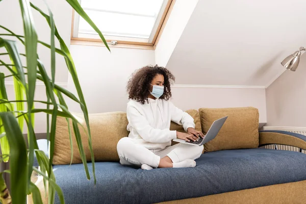 Selective Focus Young African American Freelancer Medical Mask Using Laptop — Stock Photo, Image