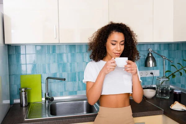 Rizado Africano Americano Chica Mirando Taza Café — Foto de Stock