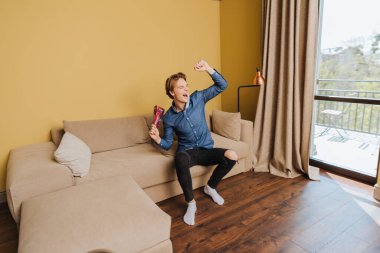 Medikal maskeli heyecanlı adam gece partisi biletleri tutuyor. Karantina konsepti sona erdi. 