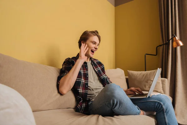 Enfoque Selectivo Hombre Alegre Saludando Mano Mientras Tiene Video Chat — Foto de Stock