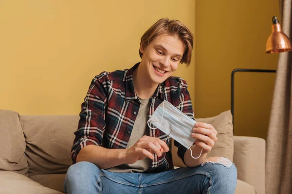 Hombre Feliz Sosteniendo Tijeras Cerca Máscara Médica Fin Del Concepto —  Fotos de Stock