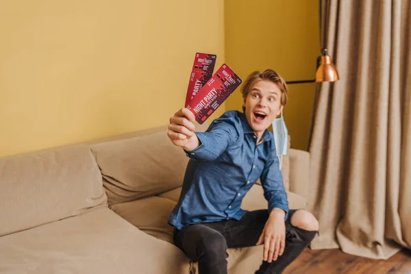 Selective Focus Excited Man Medical Mask Holding Night Party Tickets — Stock Photo, Image