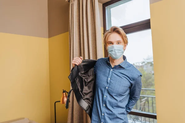 Νεαρός Άνδρας Ιατρική Μάσκα Φορώντας Σακάκι Στο Σπίτι Τέλος Της — Φωτογραφία Αρχείου