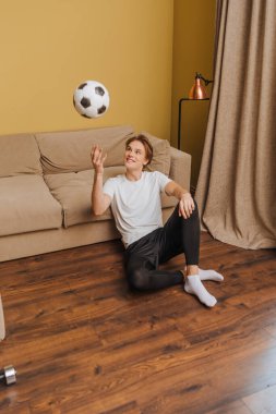 Mutlu adamın eve futbol topu atması, karantina konseptinin sonu.