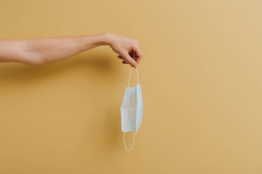 Tıbbi maske takan adamın karantina konseptinin sonu. 