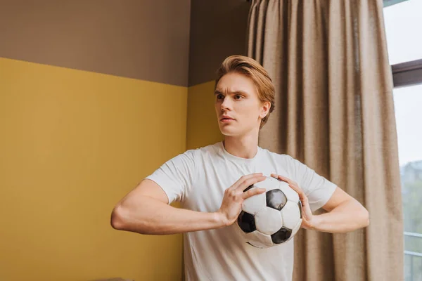 Молодий Красивий Чоловік Тримає Футбол Вдома Кінець Концепції Карантину — стокове фото