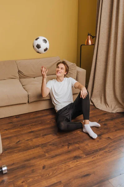 Mutlu adamın eve futbol topu atması, karantina konseptinin sonu.