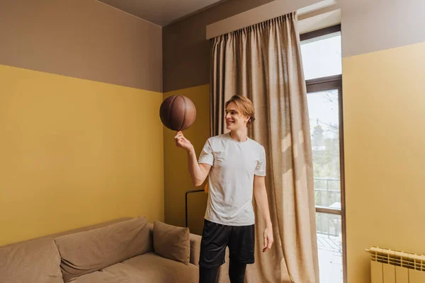 Šťastný Muž Točí Basketbal Prstě Doma Konec Karantény Koncept — Stock fotografie