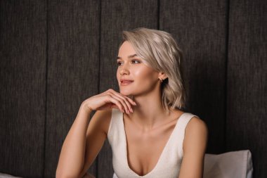 Hayalperest, güzel kadın çene kenarında el ele tutuşurken gözlerini kaçırıyor.