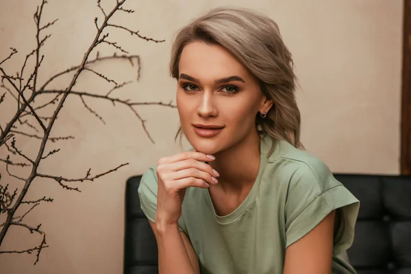 Beautiful Smiling Woman Looking Camera While Holding Hand Chin — Stock Photo, Image