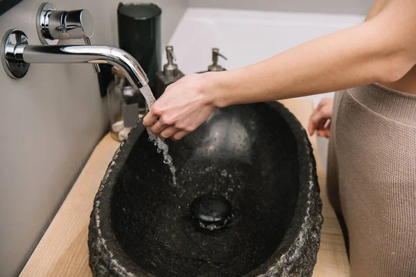 Vista Cortada Mulher Lavar Mãos Banheiro — Fotografia de Stock
