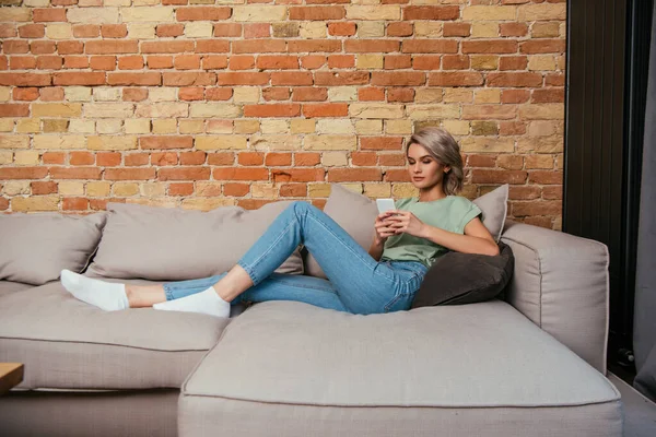 Beautiful Young Woman Resting Sofa Chatting Smartphone — Stock Photo, Image