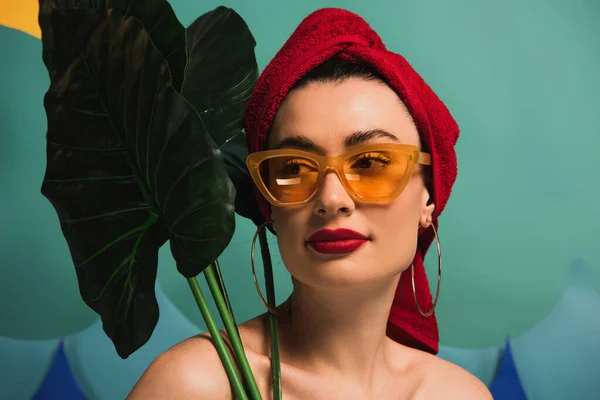 Chica Atractiva Toalla Roja Gafas Sol Con Hojas Palma Tropical — Foto de Stock