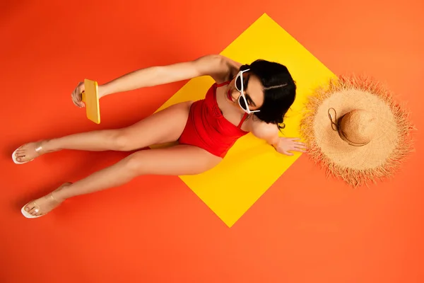 Top View Young Woman Sunglasses Looking Mirror While Sitting Straw — Stock Photo, Image