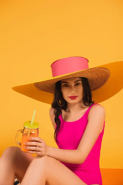 Kaunis Tyttö Olki Hattu Uimapuku Tilalla Lasi Appelsiinimehua Keltainen — kuvapankkivalokuva