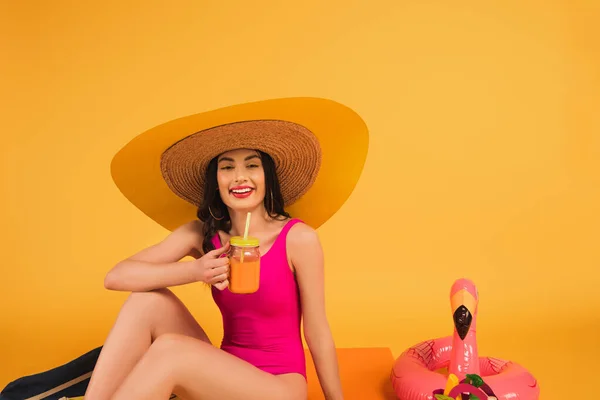 Cheerful Girl Straw Hat Swimsuit Holding Glass Orange Juice Pink — Stock Photo, Image