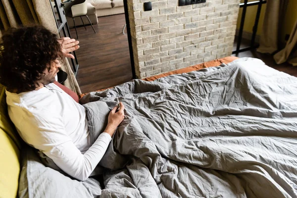 Magas Szög Kilátás Férfi Megható Homlok Miközben Nézi Hőmérő Ágyban — Stock Fotó