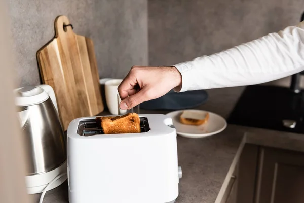 Gedeeltelijk Zicht Mens Die Brood Uit Broodrooster Haalt Keuken — Stockfoto