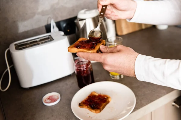 Bijgesneden Weergave Van Mens Verspreiden Jam Toast Met Lepel — Stockfoto