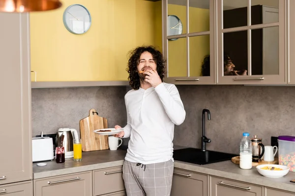 Neşeli Kıvırcık Adam Kameraya Bakarken Reçelli Tost Yiyor — Stok fotoğraf