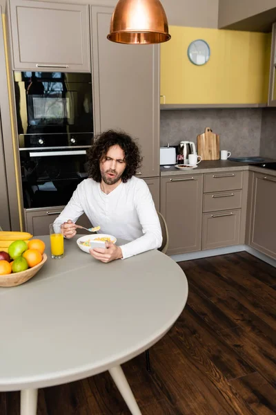 Verrast Man Chatten Smartphone Tijdens Het Ontbijt Keuken — Stockfoto