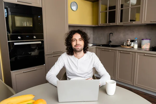 Happy Freelancer Looking Camera While Sitting Laptop Coffee Cup — Stock Photo, Image