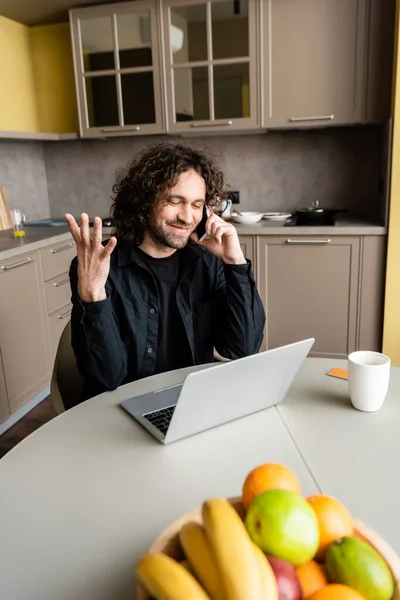 Foco Seletivo Gesto Freelancer Sorridente Enquanto Conversa Smartphone Perto Frutas — Fotografia de Stock