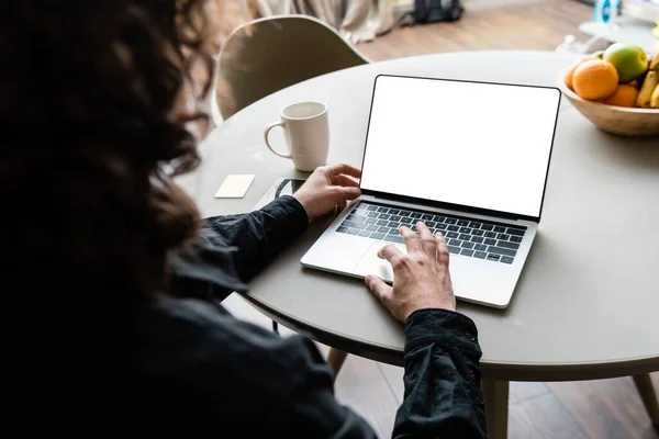 Back View Freelancer Using Laptop White Screen Coffee Cup Sticky — Stock Photo, Image