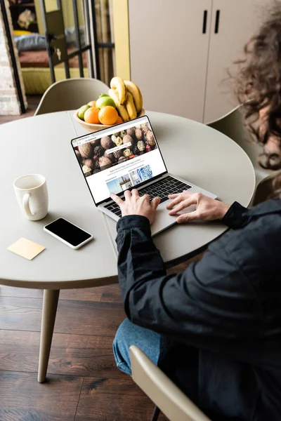 Kiew Ukraine April 2020 Rückseite Der Freiberuflerin Mit Laptop Mit — Stockfoto