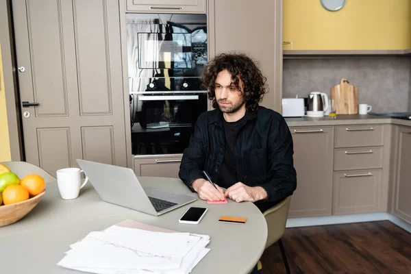 Selective Focus Man Writing Sticky Notes Webinar Laptop Kitchen — Stock Photo, Image