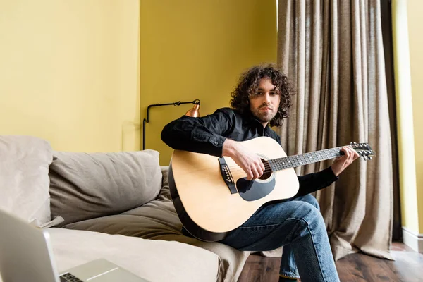 Enfoque Selectivo Del Hombre Guapo Tocando Guitarra Acústica Cerca Computadora — Foto de Stock