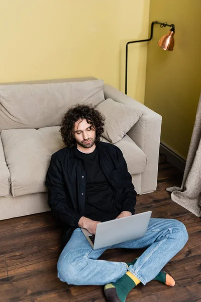 Hombre Guapo Usando Ordenador Portátil Suelo Sala Estar — Foto de Stock