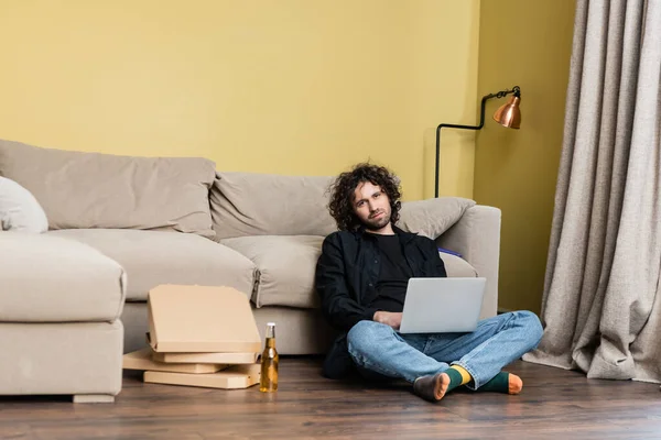 Low Angle View Freelancer Looking Camera While Using Laptop Pizza — Stock Photo, Image