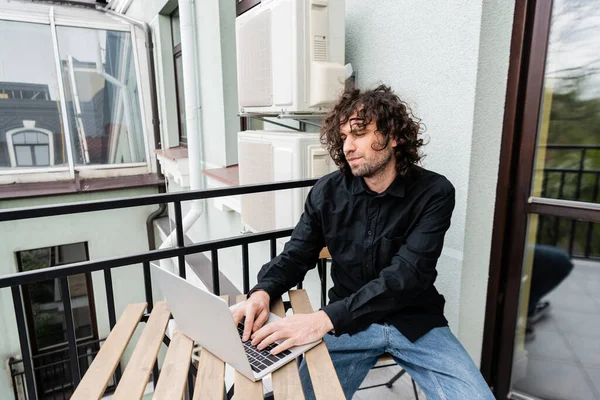 Guapo Freelancer Usando Laptop Balcón Casa —  Fotos de Stock