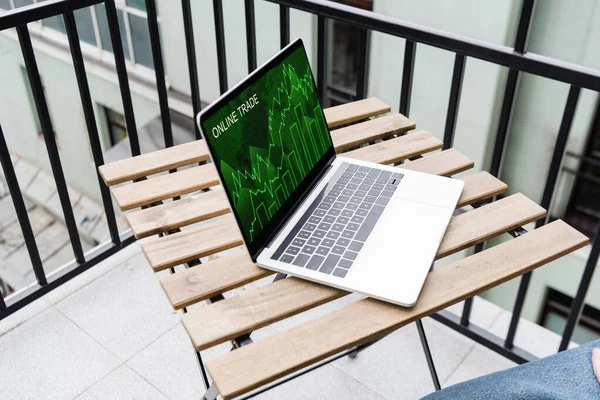 Vista Recortada Del Hombre Sentado Cerca Computadora Portátil Con Sitio — Foto de Stock