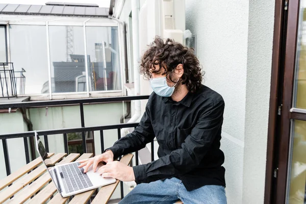 Freelancer Medical Mask Using Laptop Balcony Home — Stock Photo, Image