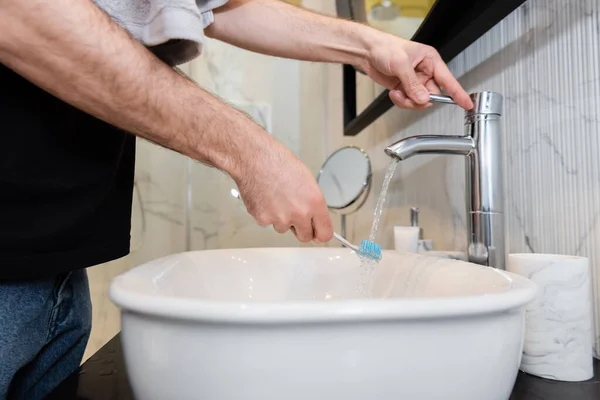 Vista Recortada Del Hombre Sosteniendo Cepillo Dientes Bajo Agua Baño — Foto de Stock