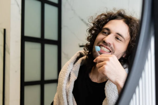 Selektivt Fokus För Lockig Man Med Handduk Axlarna Borsta Tänderna — Stockfoto