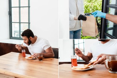 Afro-Amerikalı adamın kolajı tost ekmeğinin yanında lezzetli reçel yiyor ve teslimatçı elinde kese kağıdı tutarken kağıt torba alıyor. 