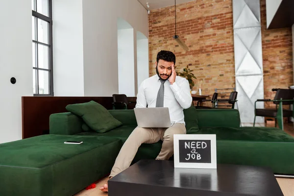 Afrikansk Amerikansk Man Röra Huvudet Och Använda Laptop Nära Tavlan — Stockfoto