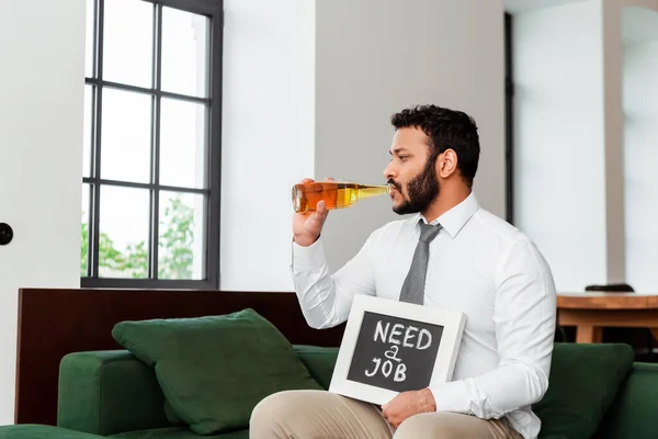 Desempleado Afroamericano Hombre Bebiendo Cerveza Sosteniendo Pizarra Con Necesidad Trabajo — Foto de Stock