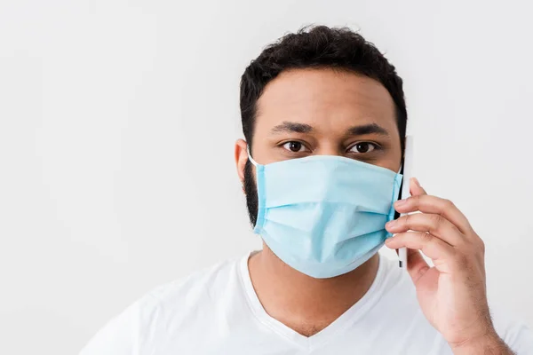 Homem Americano Africano Máscara Médica Falando Smartphone Perto Parede Branca — Fotografia de Stock