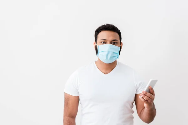 Homem Americano Africano Máscara Médica Segurando Smartphone Perto Parede Branca — Fotografia de Stock