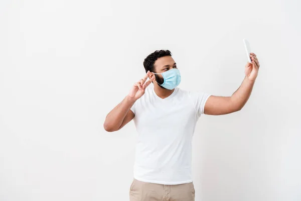 African American Man Medical Mask Showing Peace Sign Taking Selfie — Stock Photo, Image