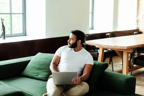 Freelancer Americano Africano Barbudo Usando Laptop Olhando Para Longe Sala — Fotografia de Stock