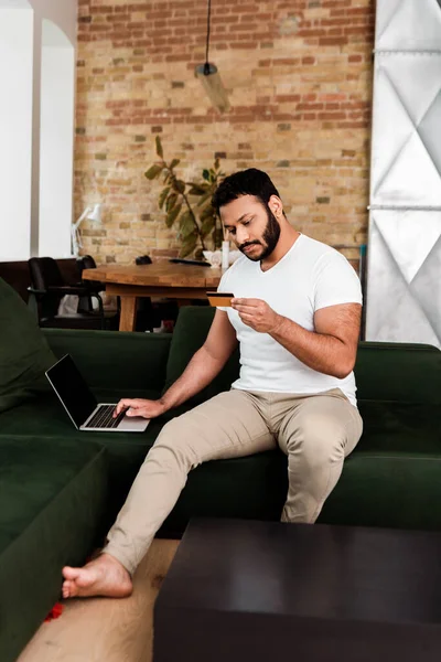 Afrikanisch Amerikanischer Mann Hält Beim Online Shopping Wohnzimmer Kreditkarte Der — Stockfoto