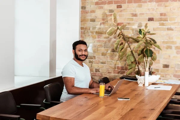 Barbudo Afroamericano Freelancer Trabajando Desde Casa Cerca Vaso Jugo Naranja — Foto de Stock