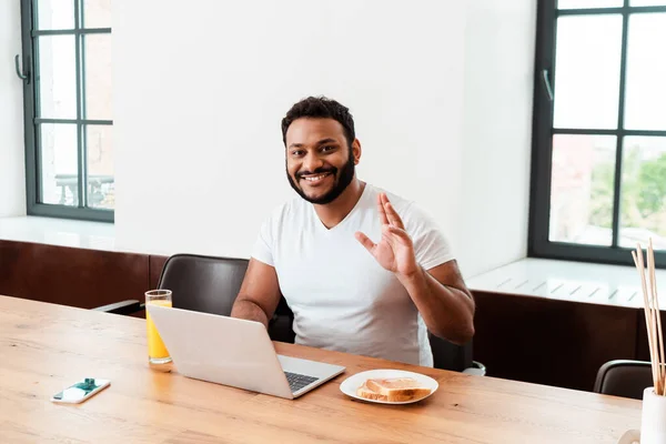 Feliz Africano Americano Hombre Saludando Mano Mientras Tiene Video Chat — Foto de Stock